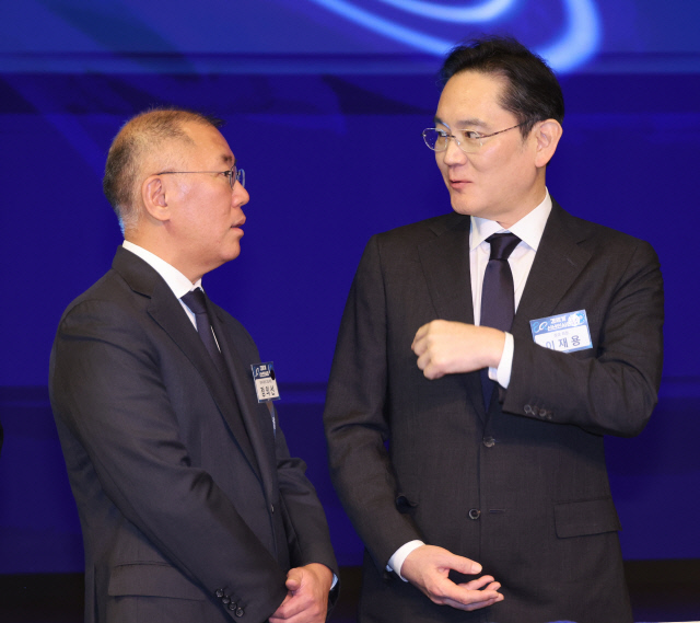 이재용(오른쪽) 삼성전자 회장과 정의선 현대차 회장이 지난 1월 3일 서울 대한상공회의소에서 열린 경제계 신년인사회에서 대화하고 있다. 연합뉴스